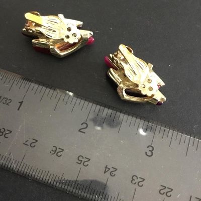 Vintage thermal set gold tone clip on earrings