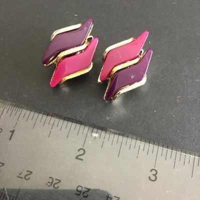 Vintage thermal set gold tone clip on earrings