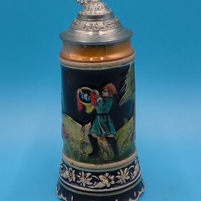 Decorative Relief Ceramic Beer Stein with Pewter Lid — Music Wind-up (label: "In München steht ein Hofbräuhaus")