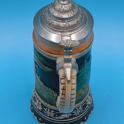 Decorative Relief Ceramic Beer Stein with Pewter Lid — Music Wind-up (label: "In München steht ein Hofbräuhaus")