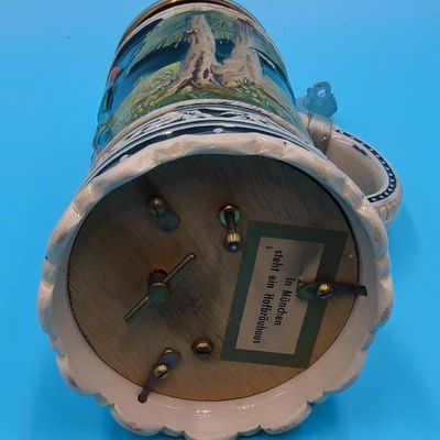Decorative Relief Ceramic Beer Stein with Pewter Lid — Music Wind-up (label: "In München steht ein Hofbräuhaus")