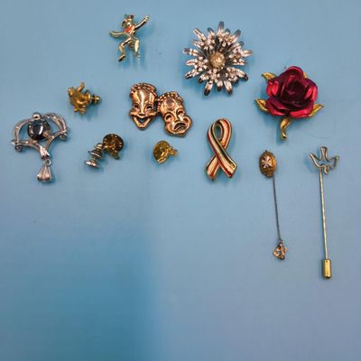 Mixed Costume Jewelry Lot — Assorted Pins & Brooches, approx. 14 pcs