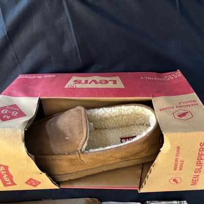 Levi’s men’s slippers size 8-9