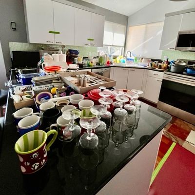 Sale Photo Thumbnail #10: Assorted kitchenware