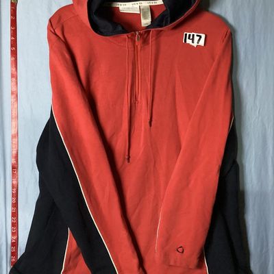 Sale Photo Thumbnail #117: Liz Claiborne Liz & Co. long sleeve quarter-zip hooded pullover sweatshirt in red and navy blue with white piping details. Features a drawstring hood with mesh lining and an adjustable cinch hem. Size XL (US/MEX/CA). Measures approximately 28.5 inches in 