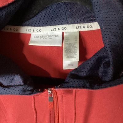 Sale Photo Thumbnail #119: Liz Claiborne Liz & Co. long sleeve quarter-zip hooded pullover sweatshirt in red and navy blue with white piping details. Features a drawstring hood with mesh lining and an adjustable cinch hem. Size XL (US/MEX/CA). Measures approximately 28.5 inches in 