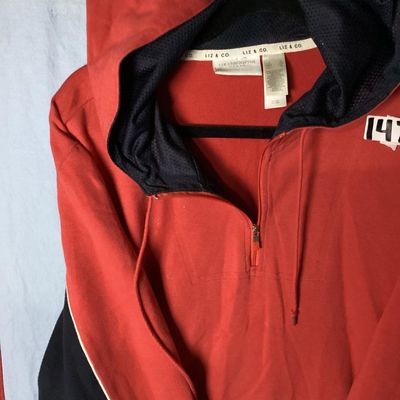 Sale Photo Thumbnail #120: Liz Claiborne Liz & Co. long sleeve quarter-zip hooded pullover sweatshirt in red and navy blue with white piping details. Features a drawstring hood with mesh lining and an adjustable cinch hem. Size XL (US/MEX/CA). Measures approximately 28.5 inches in 