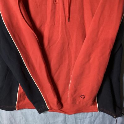 Sale Photo Thumbnail #121: Liz Claiborne Liz & Co. long sleeve quarter-zip hooded pullover sweatshirt in red and navy blue with white piping details. Features a drawstring hood with mesh lining and an adjustable cinch hem. Size XL (US/MEX/CA). Measures approximately 28.5 inches in 