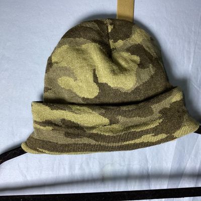 Sale Photo Thumbnail #166: New with tags Levi's knit beanie hat featuring a green camo pattern with a faux leather Levi's logo patch on the front cuff. Tag shows style 45LP050015, color Camouflage,  One Size.Material is knit fabric. New condition with original retail tag attached.