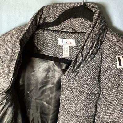 Sale Photo Thumbnail #179: Women's Denim & Co. (d&co.) quilted zip-front jacket in a black and off-white/gray textured print fabric. Features a stand-up collar, front pockets, full front zip closure, and a silky interior lining. Size 1X. Measures approximately 29-30 inches in lengt
