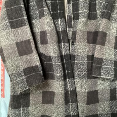 Sale Photo Thumbnail #206: Women's Denim & Co. (d&co) zip-front fleece jacket featuring a grey and dark charcoal plaid pattern with a soft beige sherpa fleece interior and collar. Includes side pockets and full zipper closure. Size US 1X.Made in China. In good pre-owned condition w