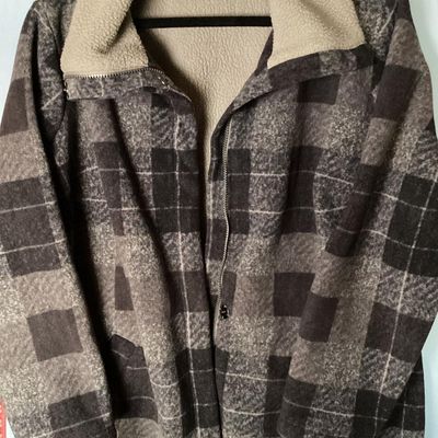 Sale Photo Thumbnail #205: Women's Denim & Co. (d&co) zip-front fleece jacket featuring a grey and dark charcoal plaid pattern with a soft beige sherpa fleece interior and collar. Includes side pockets and full zipper closure. Size US 1X.Made in China. In good pre-owned condition w