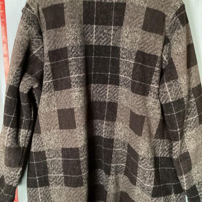 Sale Photo Thumbnail #209: Women's Denim & Co. (d&co) zip-front fleece jacket featuring a grey and dark charcoal plaid pattern with a soft beige sherpa fleece interior and collar. Includes side pockets and full zipper closure. Size US 1X.Made in China. In good pre-owned condition w