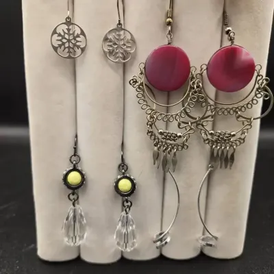 Sale Photo Thumbnail #185: 6 Pairs Of Dangle Pierced Earrings
all unique, pierced backs w/stops
pix detail.....ready to resell !!!!!!!