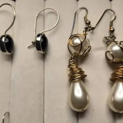 Sale Photo Thumbnail #184: 6 Pairs Of Dangle Pierced Earrings
all unique, pierced backs w/stops
pix detail.....ready to resell !!!!!!!
