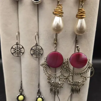 Sale Photo Thumbnail #186: 6 Pairs Of Dangle Pierced Earrings
all unique, pierced backs w/stops
pix detail.....ready to resell !!!!!!!