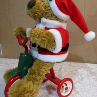 Sale Photo Thumbnail #421: Plays 12 Christmas songs, takes 2 AA batteries not included, does not move, see pictures