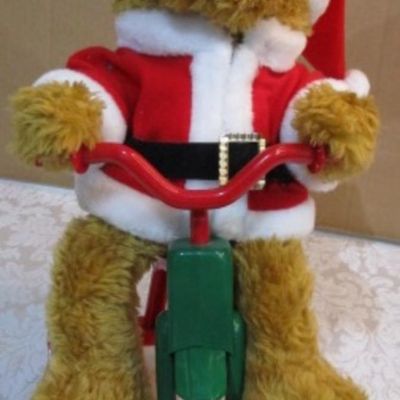Sale Photo Thumbnail #417: Plays 12 Christmas songs, takes 2 AA batteries not included, does not move, see pictures