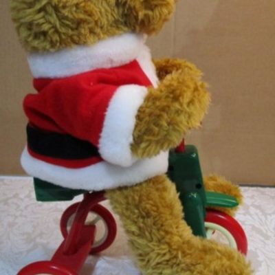 Sale Photo Thumbnail #420: Plays 12 Christmas songs, takes 2 AA batteries not included, does not move, see pictures