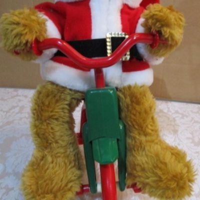 Sale Photo Thumbnail #419: Plays 12 Christmas songs, takes 2 AA batteries not included, does not move, see pictures