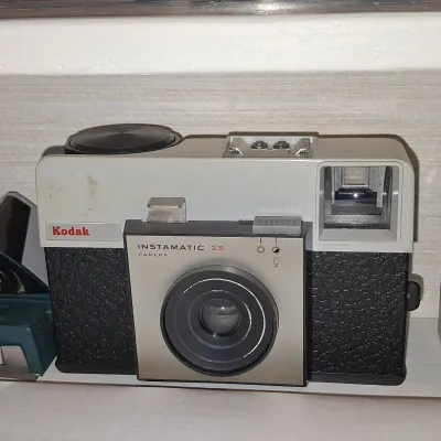 Sale Photo Thumbnail #168: Kodak instamatic camera r