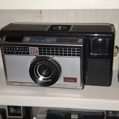Sale Photo Thumbnail #172: Kodak instamatic camera v