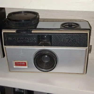 Sale Photo Thumbnail #173: Kodak instamatic camera w