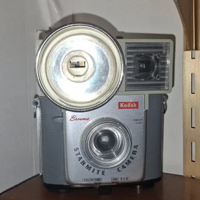 Sale Photo Thumbnail #187: Kodak brownie starmite outfit camera