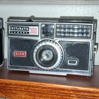 Sale Photo Thumbnail #189: Kodak instamatic camera g