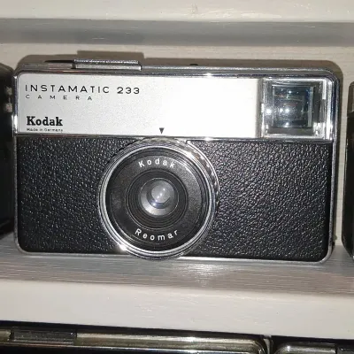 Sale Photo Thumbnail #190: Kodak instamatic camera h