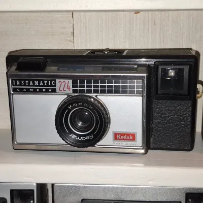 Sale Photo Thumbnail #191: Kodak instamatic camera i