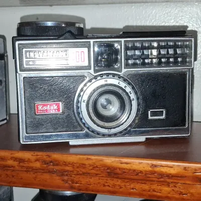 Sale Photo Thumbnail #197: Kodak instamatic camera o