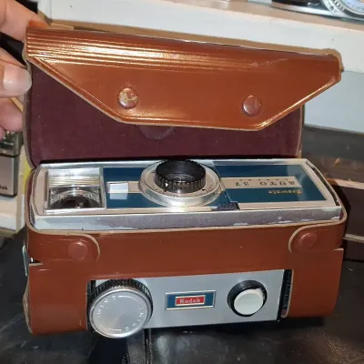 Sale Photo Thumbnail #215: Kodak brownie auto camera