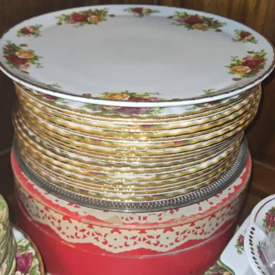 Sale Photo Thumbnail #381: Royal albert old country roses dinner plates
