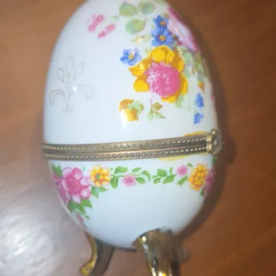 Sale Photo Thumbnail #409: Floral porcelain egg trinket box with gold trim and feet