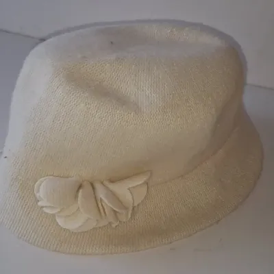 Sale Photo Thumbnail #430: Vintage cream knit cloche hat with fabric floral appliqu