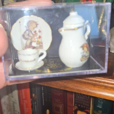 Sale Photo Thumbnail #468: Reutter porzellan miniature tea set umbrella girl