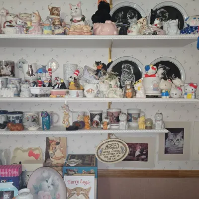 Sale Photo Thumbnail #499: Assorted cat themed collectibles collection