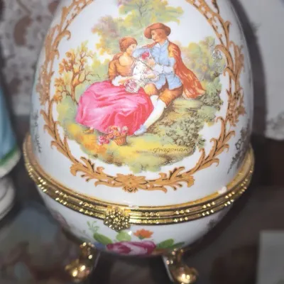Sale Photo Thumbnail #532: Vecceli italy porcelain egg trinket box