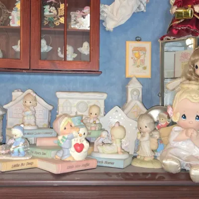 Sale Photo Thumbnail #584: Precious moments figurines and plush dolls collection