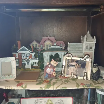 Sale Photo Thumbnail #634: Collection of decorative cat themed home accents and miniature houses