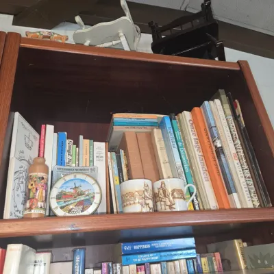 Sale Photo Thumbnail #636: Collection of dutch themed souvenirs and books