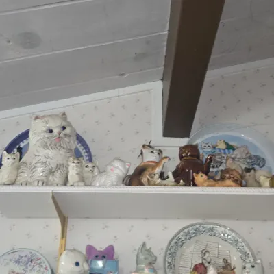 Sale Photo Thumbnail #638: Collection of vintage homco porcelain cat figurines