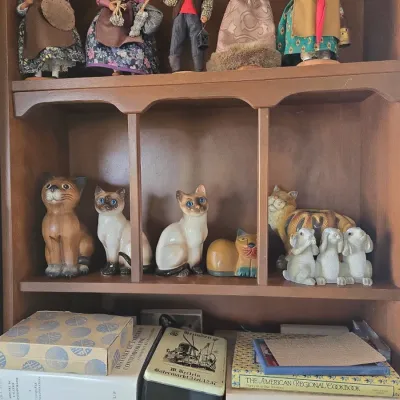 Sale Photo Thumbnail #640: Collection of vintage siamese cat figurines and ceramic animals