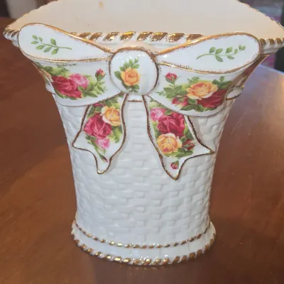 Sale Photo Thumbnail #657: Royal albert old country roses basketweave centerpiece bowl
