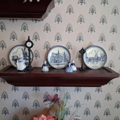Sale Photo Thumbnail #693: Delft blue souvenir collection with miniature clocks