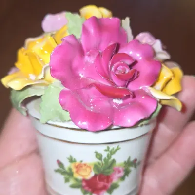 Sale Photo Thumbnail #703: Royal albert old country roses floral ornament