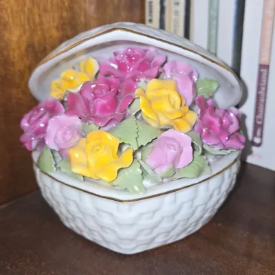 Sale Photo Thumbnail #704: Royal albert old country roses musical basketweave heart