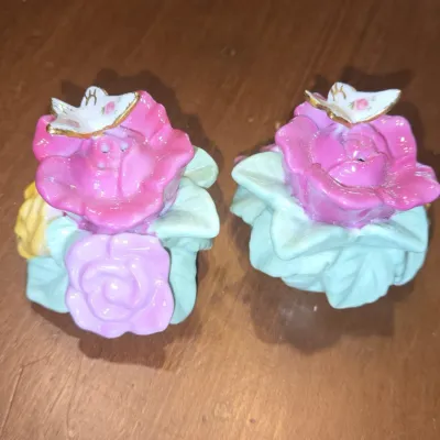 Sale Photo Thumbnail #730: Royal albert old country roses salt and pepper shakers