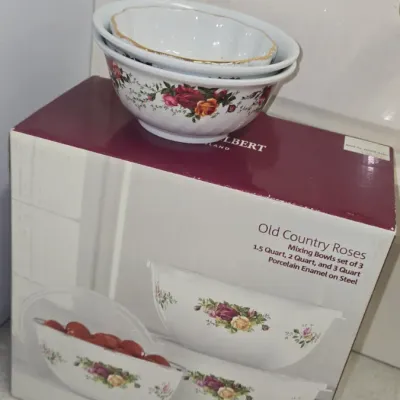 Sale Photo Thumbnail #771: Royal albert old country roses mixing bowls set